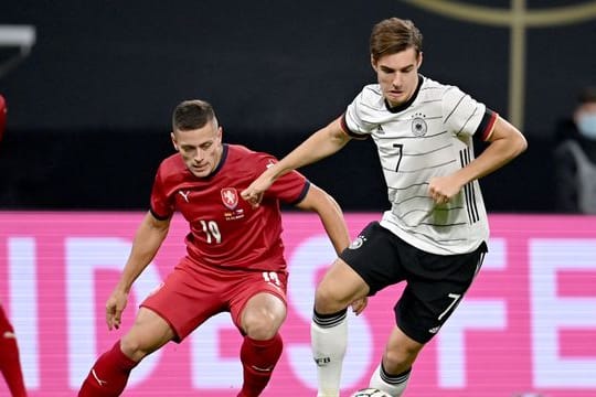 Florian Neuhaus (r) im Länderspiel gegen Tschechien am Ball.