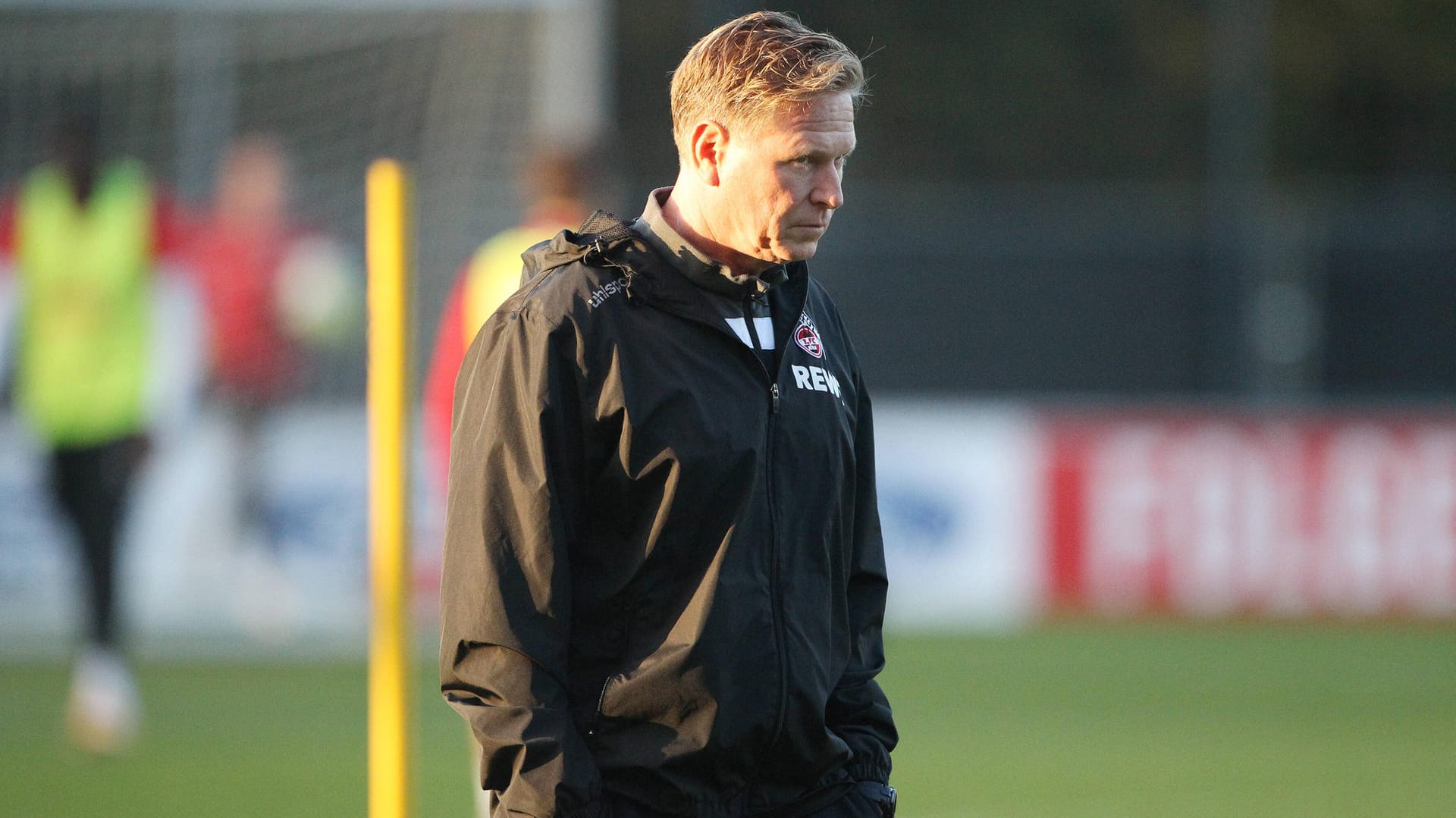 Skeptischer Blick: Köln-Trainer Markus Gisdol steht nach 18 Spielen ohne Sieg unter Druck. Skeptischer Blick: Köln-Trainer Markus Gisdol steht nach 18 Spielen ohne Sieg unter Druck.