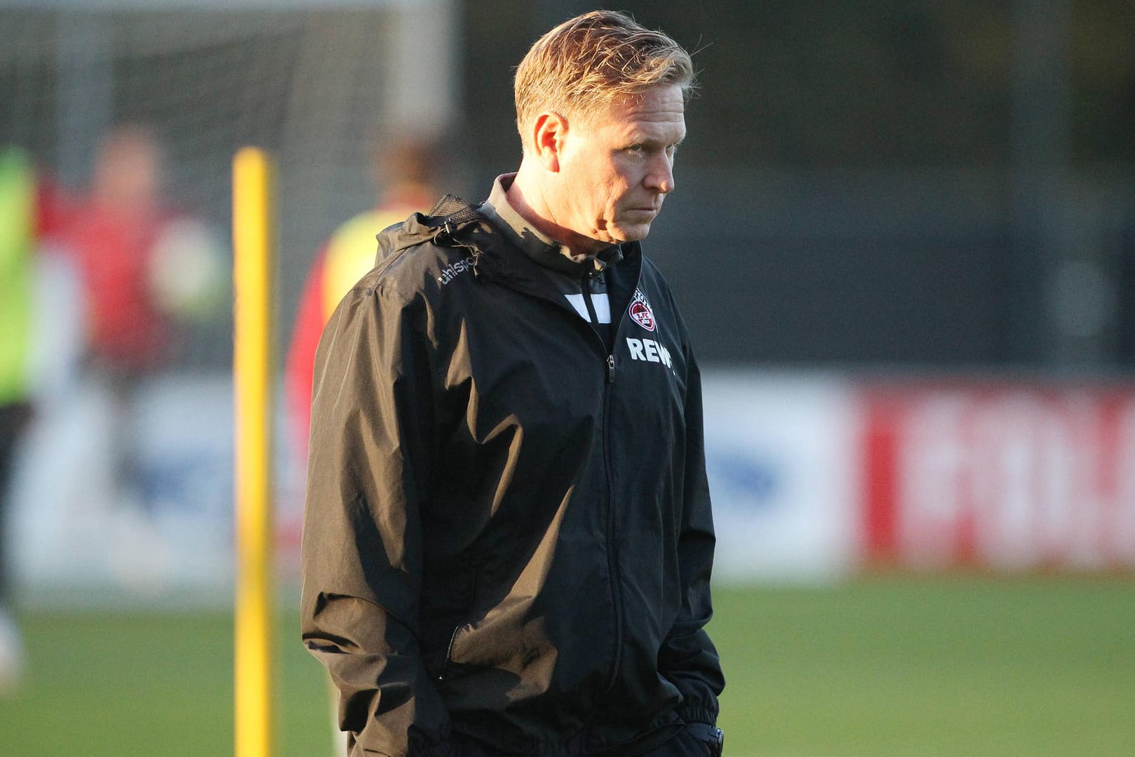 Skeptischer Blick: Köln-Trainer Markus Gisdol steht nach 18 Spielen ohne Sieg unter Druck.