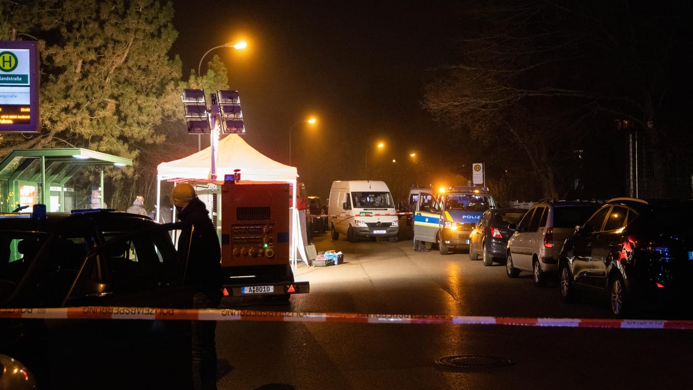 Augsburg: Polizeibeamte arbeiten am abgesperrten Tatort in der Nähe einer Haltestelle.