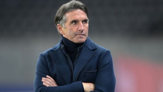 Hertha-Trainer Bruno Labbadia muss mit seinem Team am Sonntag in Leverkusen antreten. Hertha-Trainer Bruno Labbadia muss mit seinem Team am Sonntag in Leverkusen antreten.