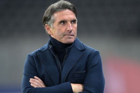 Hertha-Trainer Bruno Labbadia muss mit seinem Team am Sonntag in Leverkusen antreten.