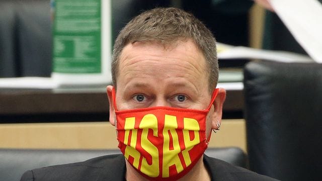 Kultursenator Klaus Lederer glaubt nicht, dass Berlins Kultureinrichtungen im Dezember wieder öffnen. Kultursenator Klaus Lederer glaubt nicht, dass Berlins Kultureinrichtungen im Dezember wieder öffnen.