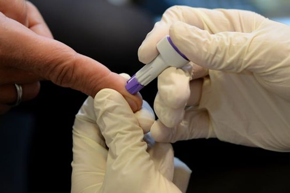 Blutabnahme für einen HIV-Test: In der Corona-Pandemie machen weniger Menschen einen solchen Test. (Symbolbild)