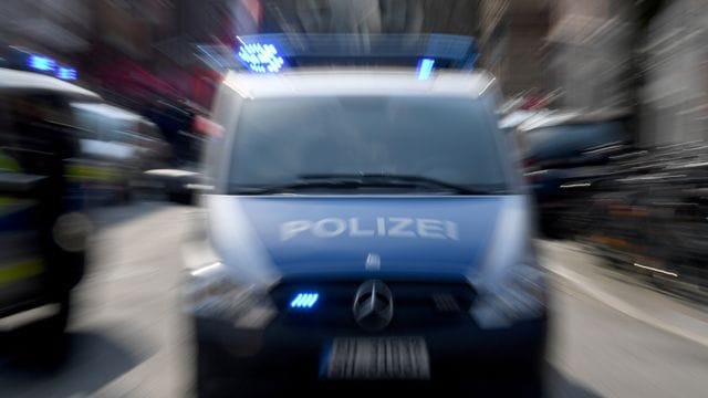 Polizei mit Blaulicht (Symbolbild): Bei einer Corona-Kontrolle haben Unbekannte Polizisten angegriffen.