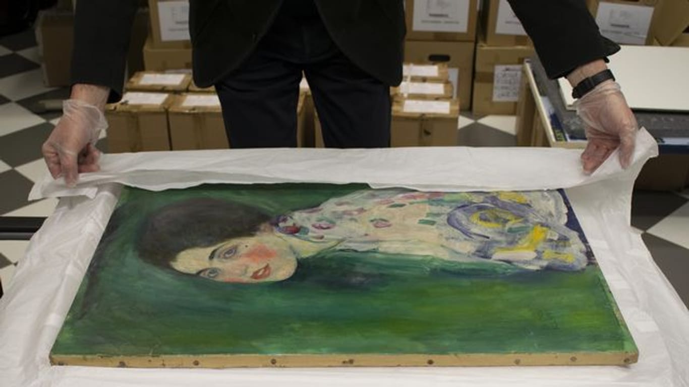 Ein Mitarbeiter der Galerie Ricci Oddi packt das wiederentdeckte Klimt-Gemälde "Bildnis einer Frau" aus.