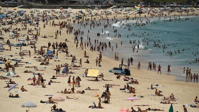 Menschen suchen Abkühlung am Bondi Beach.
