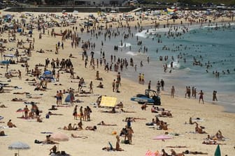 Menschen suchen Abkühlung am Bondi Beach.