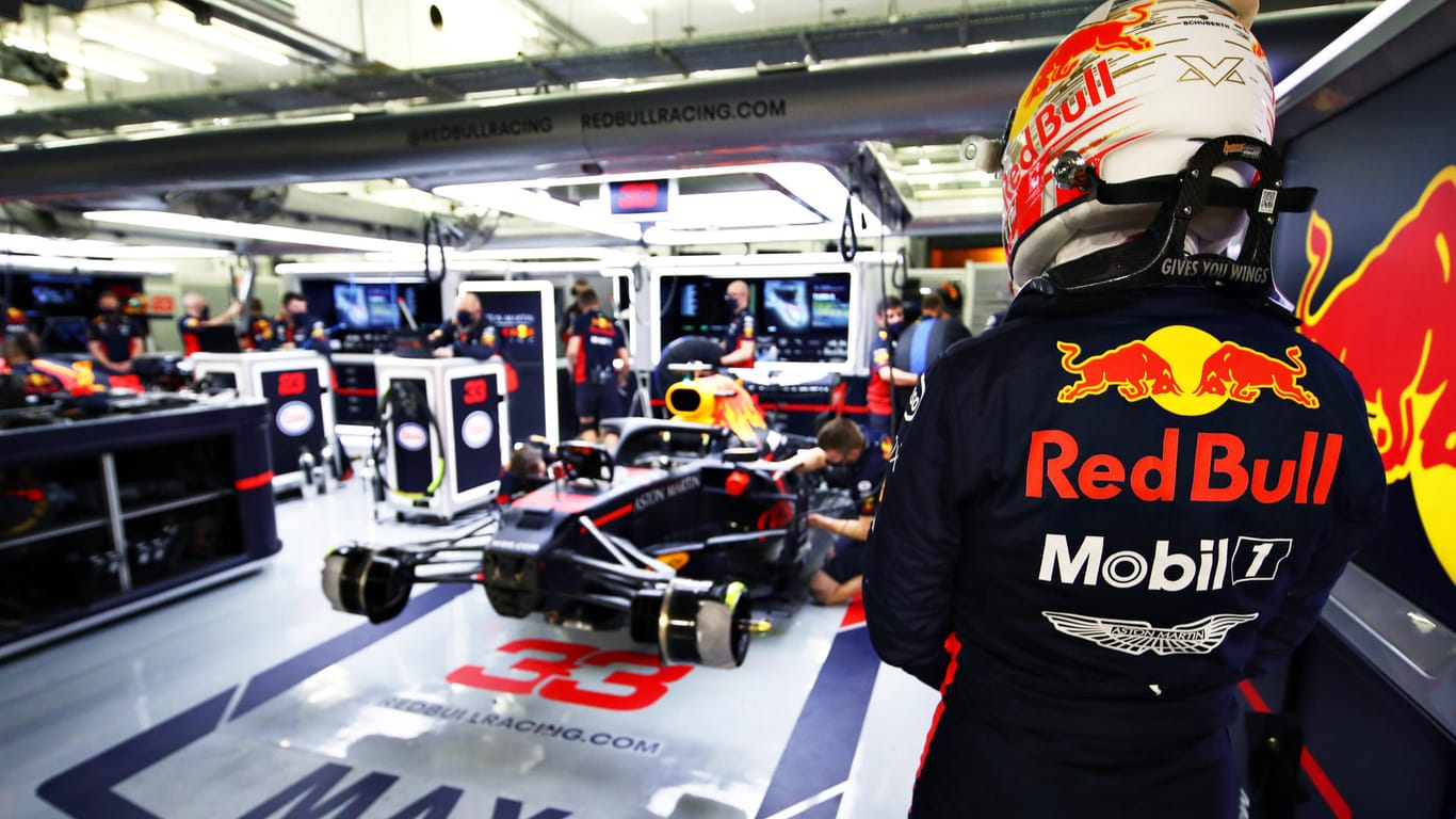 Max Verstappen in der Box von Red Bull: Der Rennstall könnte nun doch weiter in der Formel 1 bleiben.