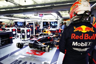 Max Verstappen in der Box von Red Bull: Der Rennstall könnte nun doch weiter in der Formel 1 bleiben.