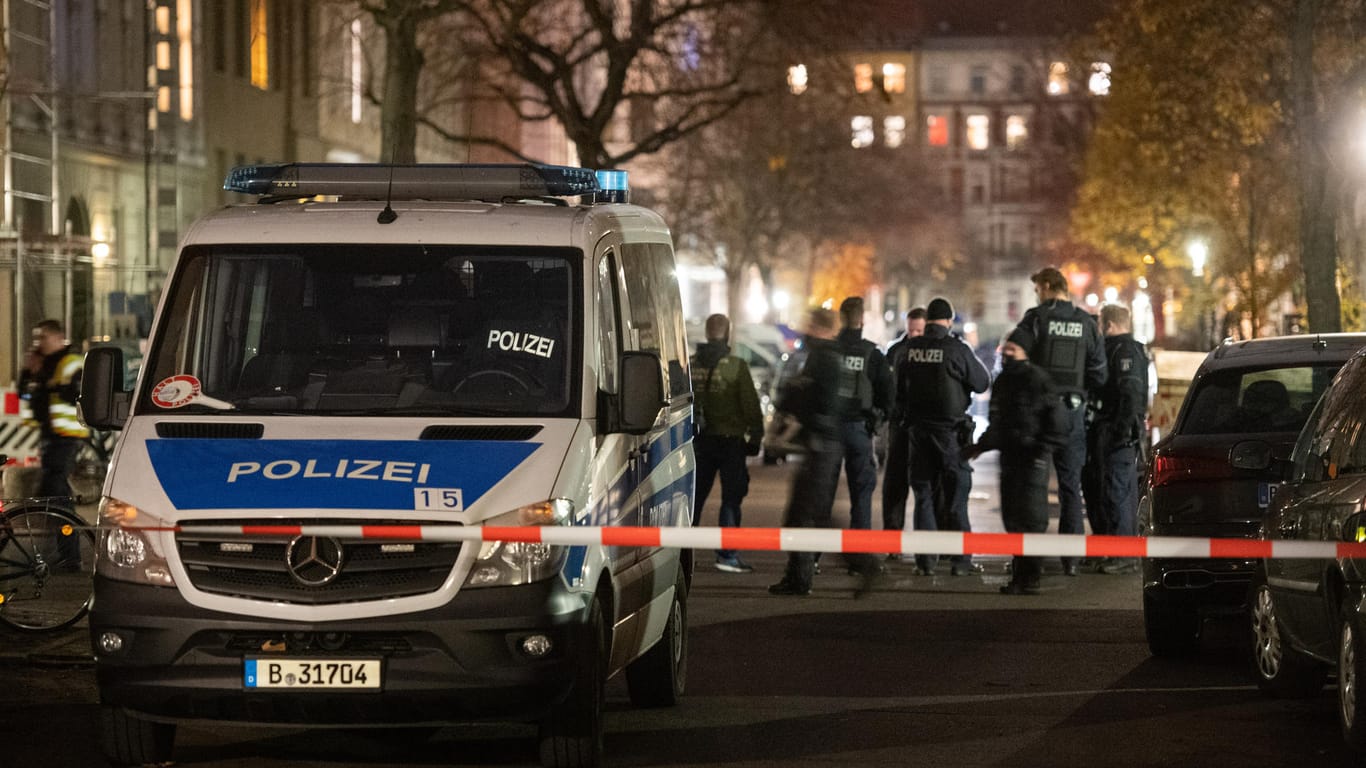 Polizisten stehen auf einer abgesperrten Kreuzung: Ein 29-jähriger Mann ist in Berlin-Kreuzberg angeschossen und schwer verletzt worden.