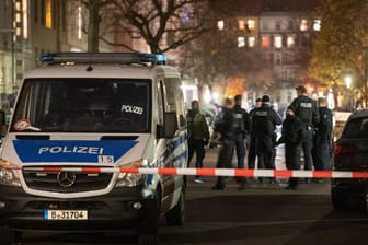 Polizisten stehen auf einer abgesperrten Kreuzung: Ein 29-jähriger Mann ist in Berlin-Kreuzberg angeschossen und schwer verletzt worden.