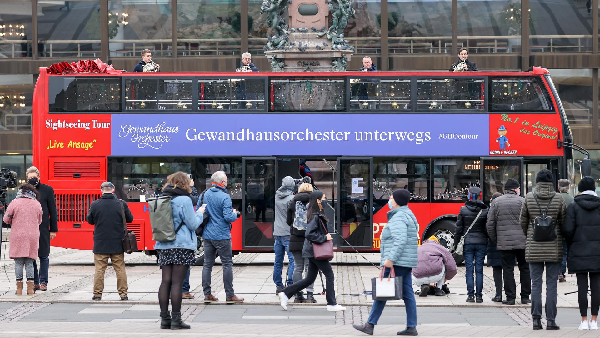 Musiker des Gewandhausorchester spielen auf einem Doppeldeckerbus: An allen Adventssonntagen werden öffentliche Plätze sowie Altenheime angesteuert. Musiker des Gewandhausorchester spielen auf einem Doppeldeckerbus: An allen Adventssonntagen werden öffentliche Plätze sowie Altenheime angesteuert.