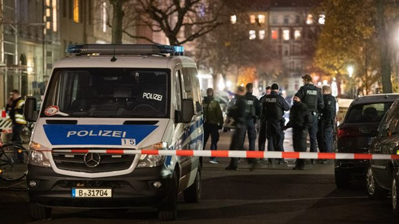 Polizisten stehen auf einer abgesperrten Kreuzung im Berliner Stadtteil Kreuzberg.