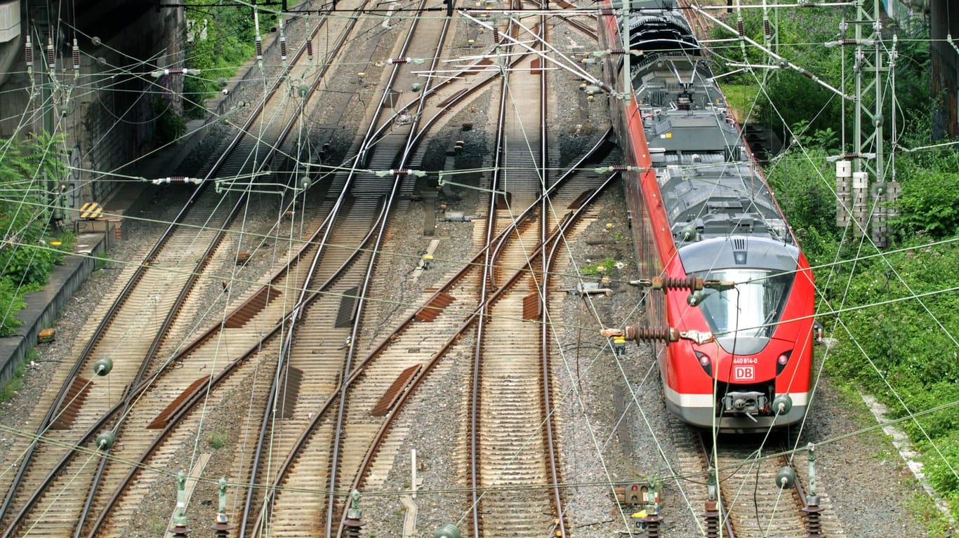 Ein Regionalexpress: Auf der Strecke Wuppertal-Hagen hat ein Mann fünf Bahnmitarbeiter angegriffen.