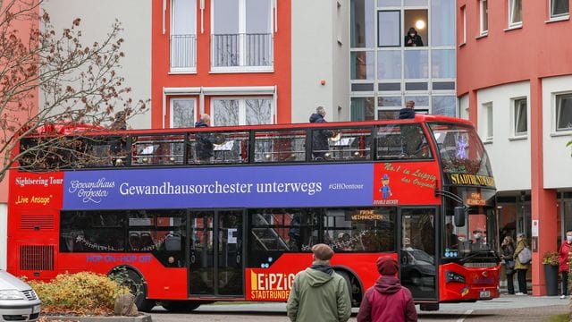 Die Hornisten Simen Fegran (r-l), Clemens Röger, Jochen Pless und Bernhard Krug spielen aus dem Konzertbus des Gewandhauses. Die Hornisten Simen Fegran (r-l), Clemens Röger, Jochen Pless und Bernhard Krug spielen aus dem Konzertbus des Gewandhauses.