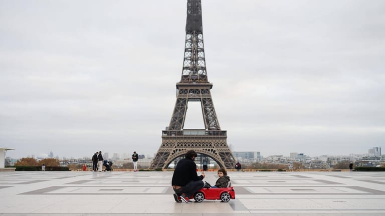 Fast menschenleerer Eiffelturm in Paris: Mit Vorsicht lockert Frankreich die Corona-Beschränkungen.