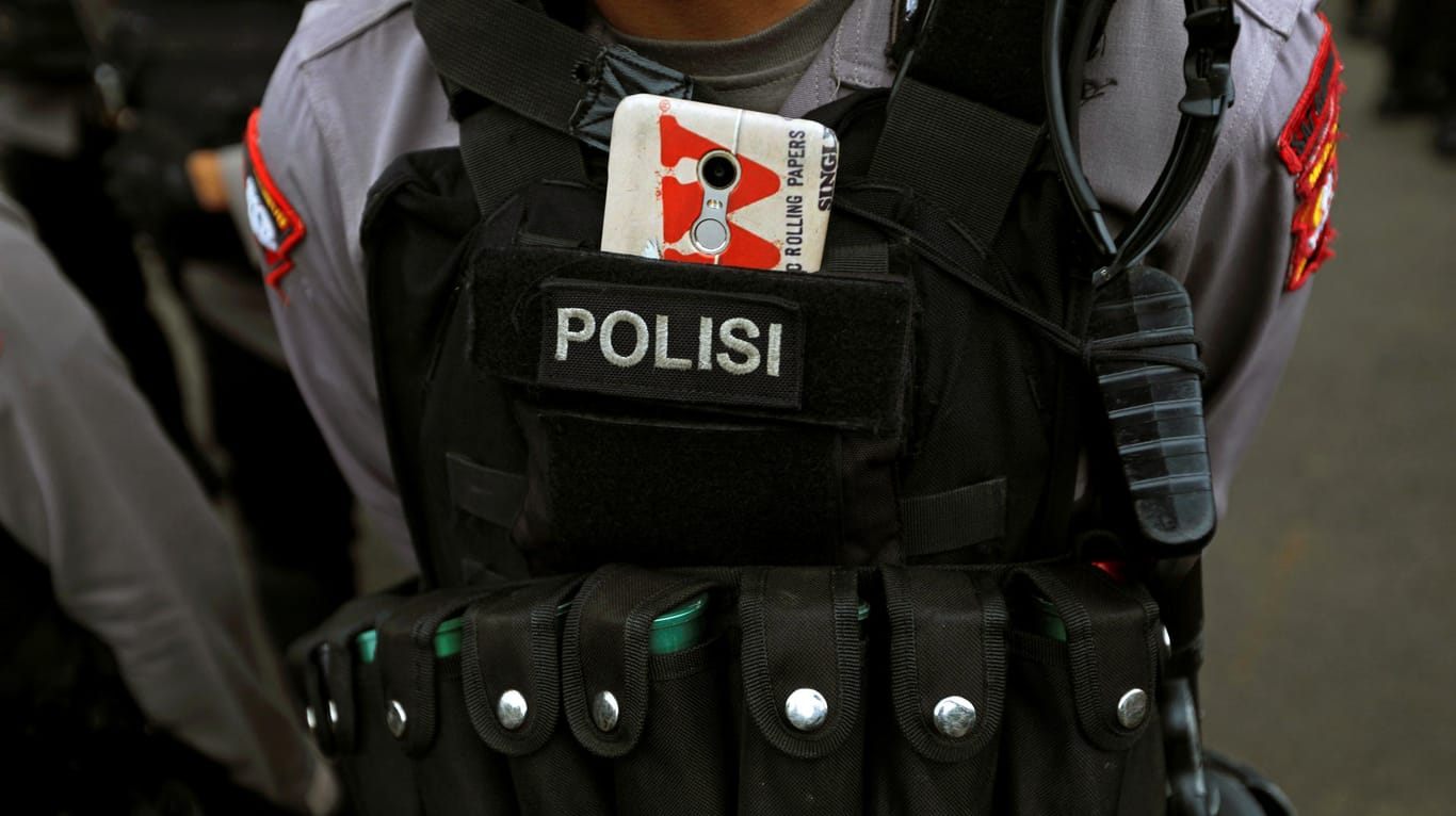 Indonesischer Polizist (Symbolbild): Vier Mitglieder der Heilsarmee sind getötet worden.