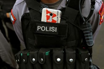 Indonesischer Polizist (Symbolbild): Vier Mitglieder der Heilsarmee sind getötet worden.