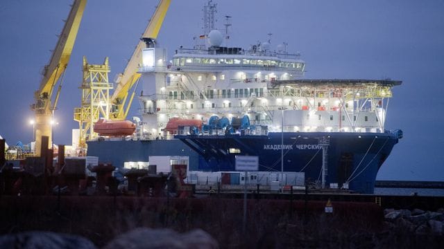 Ostsee-Pipeline Nord Stream 2: Das russische Verlegeschiff "Akademik Tscherski" liegt im Hafen Mukran bei Sassnitz.