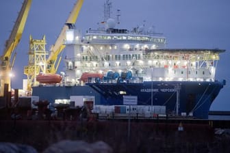 Ostsee-Pipeline Nord Stream 2: Das russische Verlegeschiff "Akademik Tscherski" liegt im Hafen Mukran bei Sassnitz.