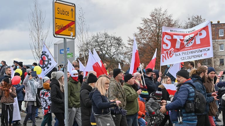 Corona-Demonstration: Aus dem polnischen Slubice gehen Teilnehmer einer Demonstration gegen Corona-Maßnahmen über den Grenzübergang Stadtbrücke nach Frankfurt (Oder).