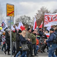 Corona-Demonstration: Aus dem polnischen Slubice gehen Teilnehmer einer Demonstration gegen Corona-Maßnahmen über den Grenzübergang Stadtbrücke nach Frankfurt (Oder).