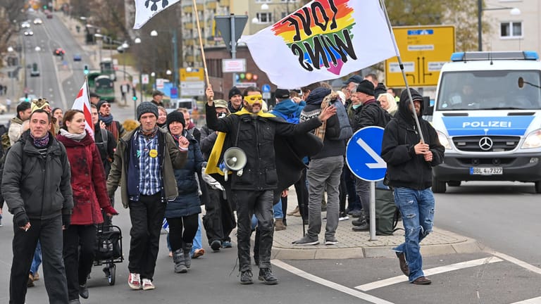 Brandenburg, Frankfurt (Oder): Teilnehmer einer Demonstration gegen Corona-Maßnahmen gehen zum Grenzübergang Stadtbrücke ins ponische Slubice.