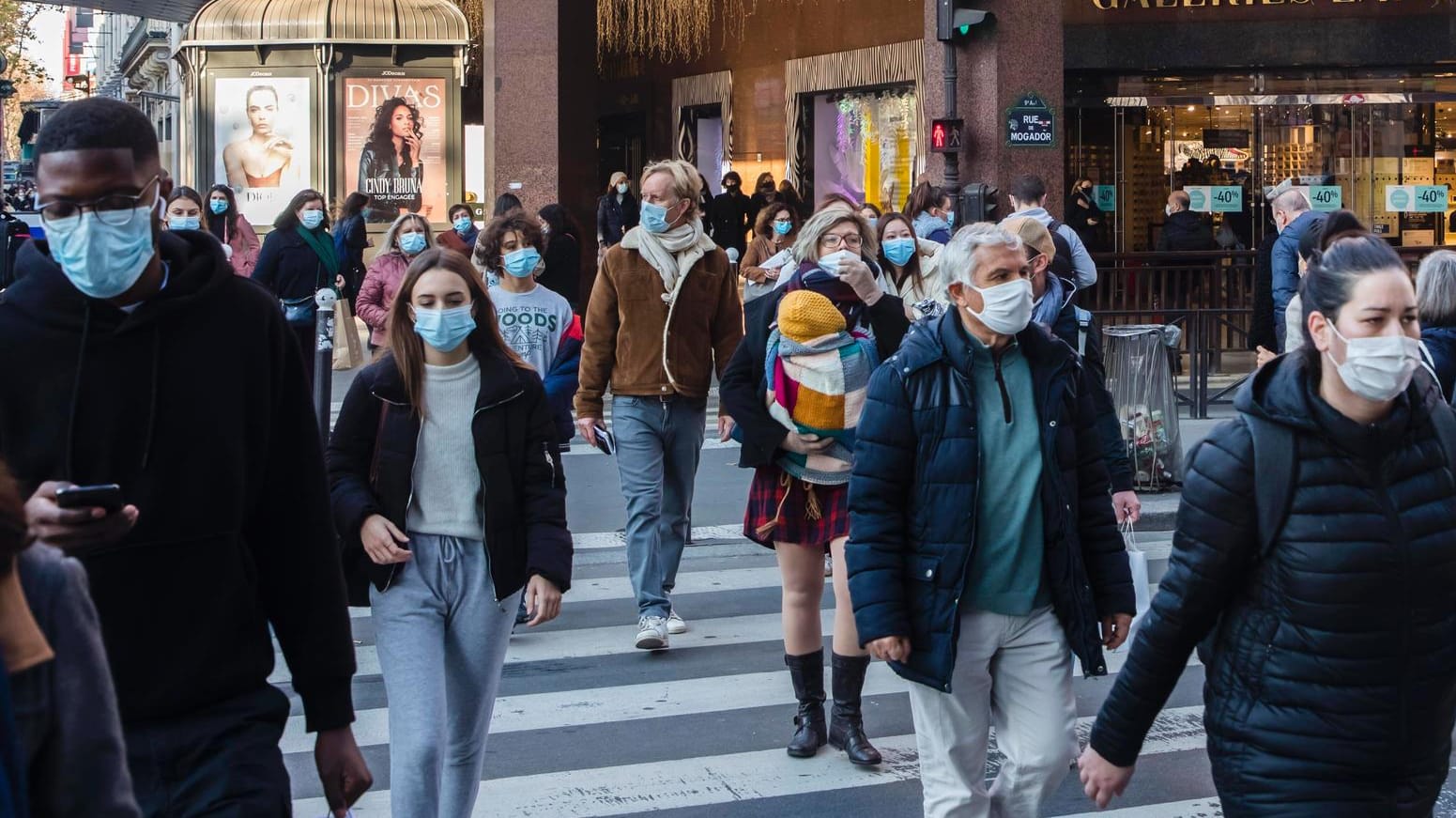 Passanten in Paris: Die Franzosen dürfen nach Schließungen wegen der Corona-Krise wieder shoppen gehen. Passanten in Paris: Die Franzosen dürfen nach Schließungen wegen der Corona-Krise wieder shoppen gehen.