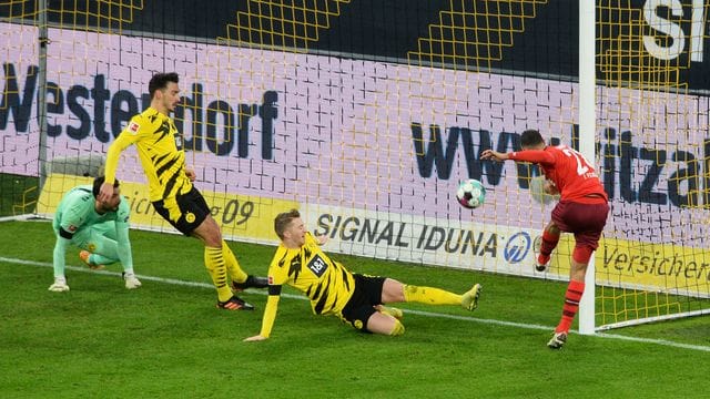 Kölns Ellyes Skhiri (r) erzielt das Tor zum 0:2