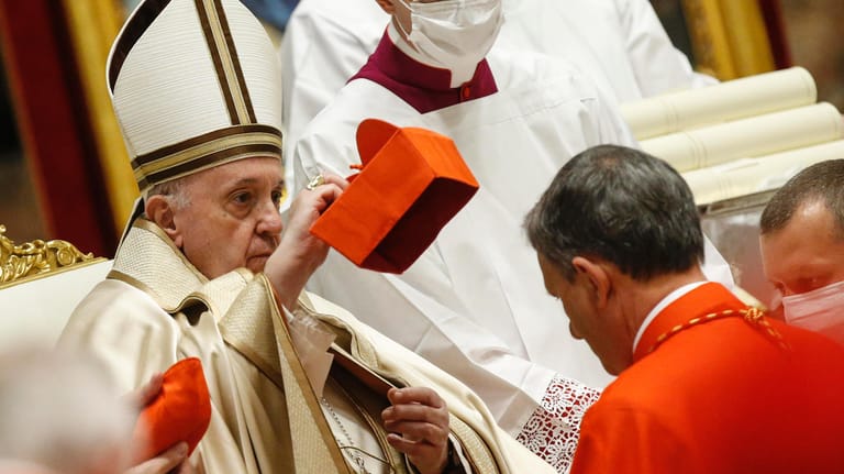 Ungewöhnliche Zeremonie: Papst Franziskus übergibt während eines Konsistoriums dem neu ernannten Kardinal Mario Grech sein Birett.