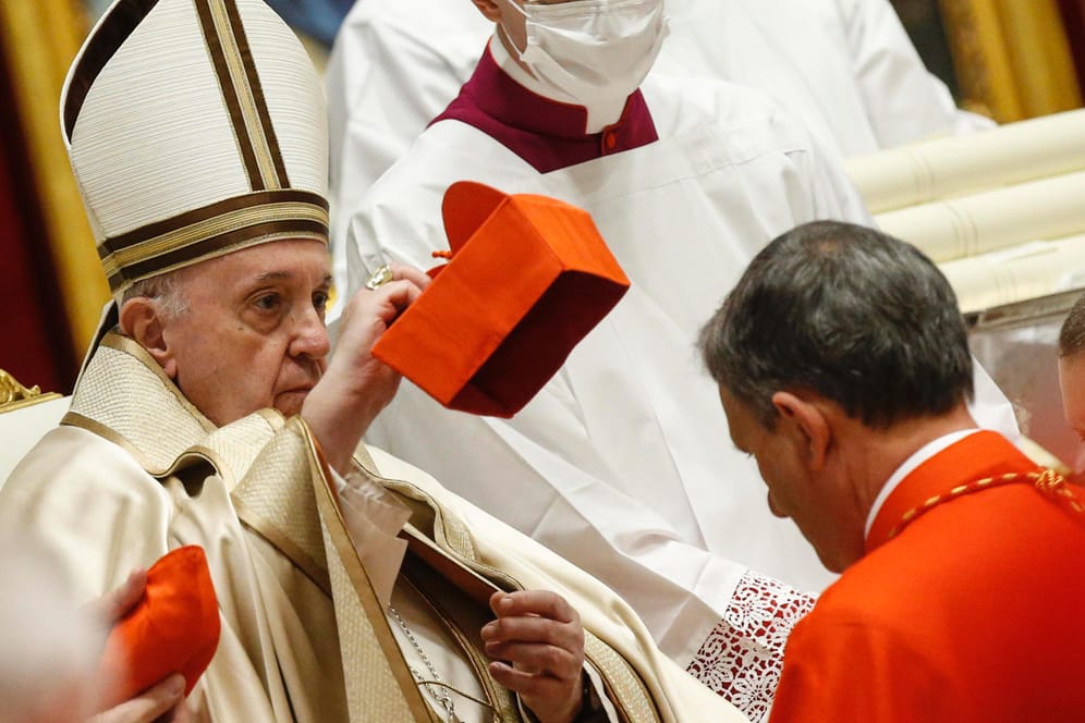 Ungewöhnliche Zeremonie: Papst Franziskus übergibt während eines Konsistoriums dem neu ernannten Kardinal Mario Grech sein Birett.