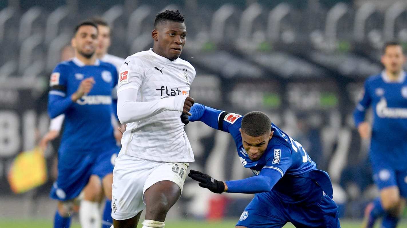 Breel Embolo überläuft Malick Thiaw (v.l.): Gladbach legt gegen Schalke nach. Breel Embolo überläuft Malick Thiaw (v.l.): Gladbach legt gegen Schalke nach.
