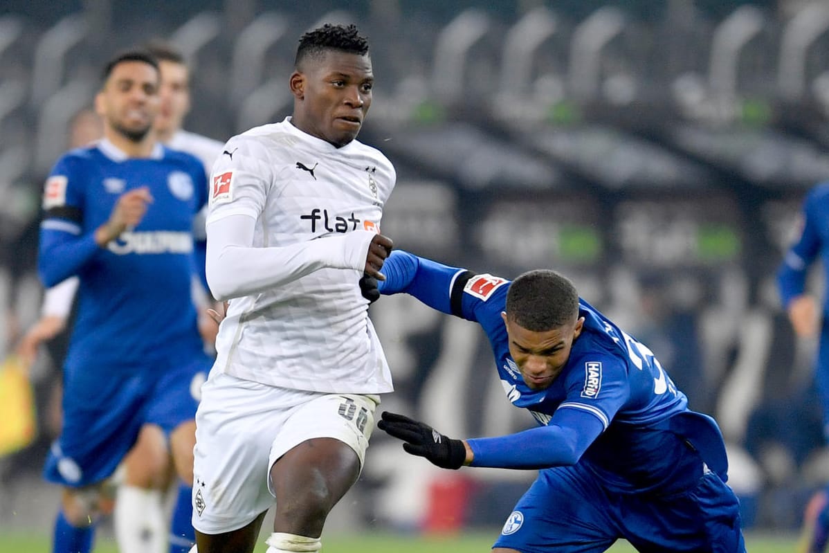 Breel Embolo überläuft Malick Thiaw (v.l.): Gladbach legt gegen Schalke nach.