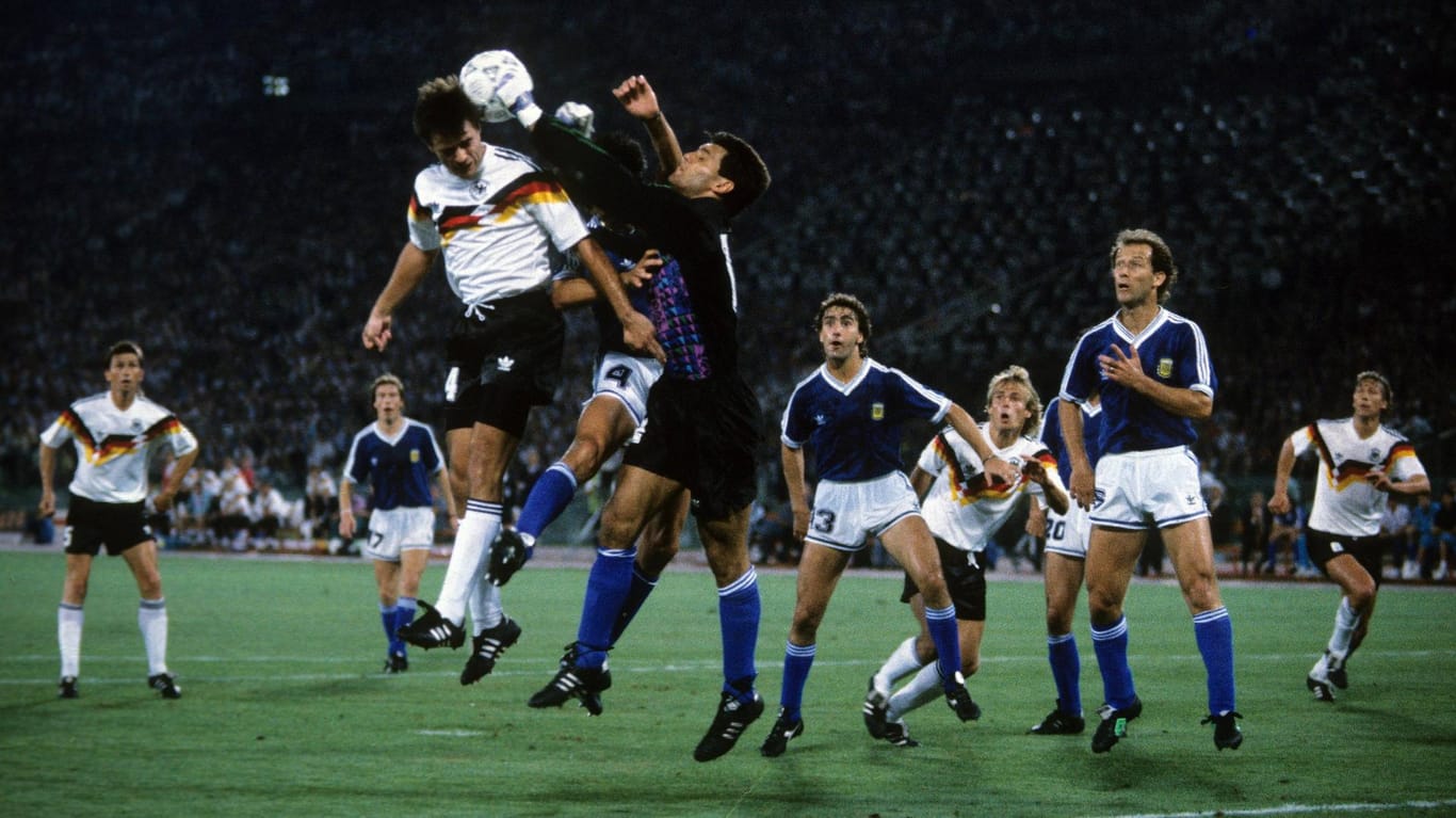 Größter Erfolg: Mit der deutschen Nationalmannschaft gewann Berthold (hier im Finale gegen Argentinien) 1990 die Weltmeisterschaft.