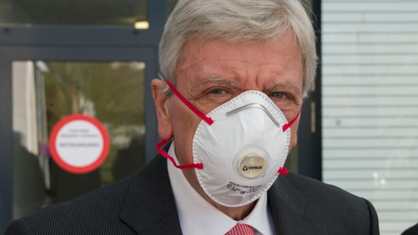 Hessens Ministerpräsident Volker Bouffier trägt Maske.