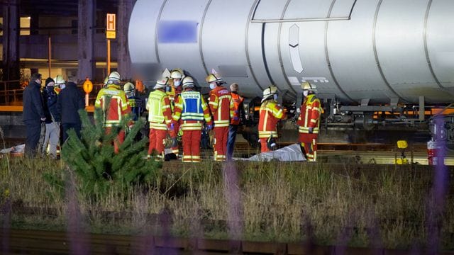 Einsatzkräfte am Unfallort in Itzehoe.