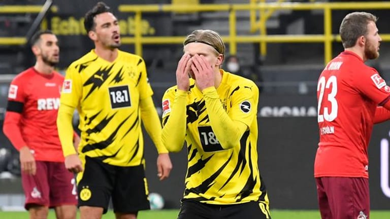 Dortmunds Erling Haaland (M) reagiert nach einer vergebenen Chance.