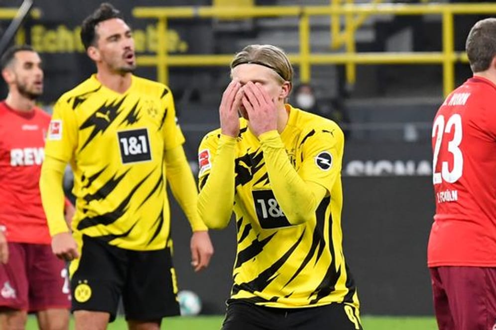 Dortmunds Erling Haaland (M) reagiert nach einer vergebenen Chance.