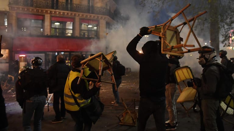 Paris: Bei Protesten gegen den Gesetzesentwurf zur "globalen Sicherheit" kommt es zu Zusammenstößen zwischen Demonstranten und der französischen Bereitschaftspolizei.