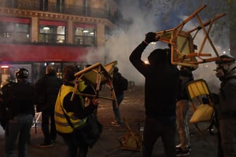 Paris: Bei Protesten gegen den Gesetzesentwurf zur "globalen Sicherheit" kommt es zu Zusammenstößen zwischen Demonstranten und der französischen Bereitschaftspolizei.