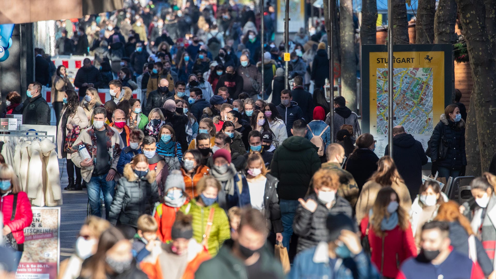 Stuttgart: Die Königstraße ist bei schönem Wetter trotz der Corona-Pandemie voll.