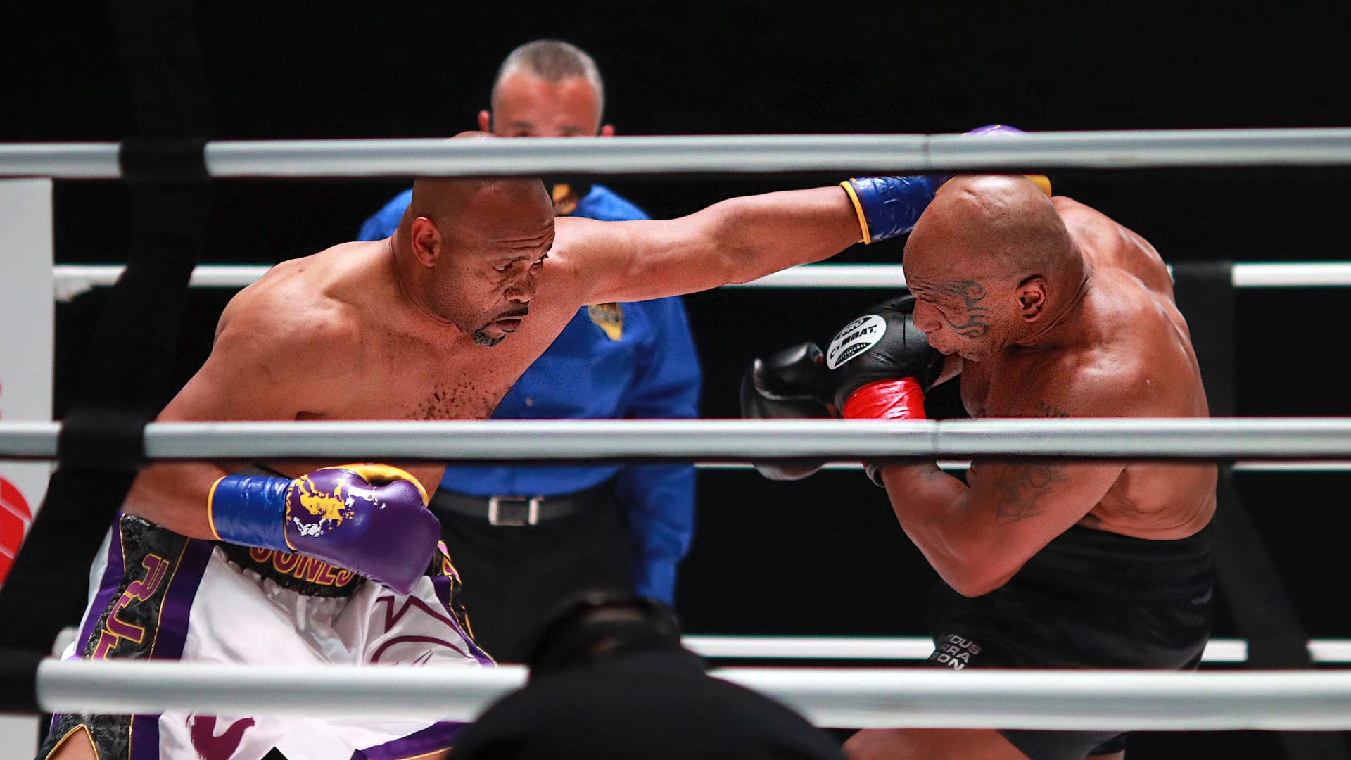 Roy Jones jr. (l.) und Mike Tyson: Die beiden Ü50-Boxer schenkten sich im Staples Center von Los Angeles nichts.