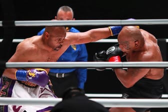 Roy Jones jr. (l.) und Mike Tyson: Die beiden Ü50-Boxer schenkten sich im Staples Center von Los Angeles nichts.