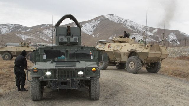 Militärfahrzeuge stehen in der Nähe des Ortes der Explosion in der Provinz Ghasni.