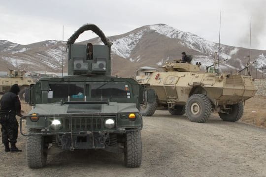 Militärfahrzeuge stehen in der Nähe des Ortes der Explosion in der Provinz Ghasni.