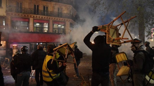 In Paris ist es zu Zusammenstößen zwischen Demonstranten und der französischen Bereitschaftspolizei gekommen. In Paris ist es zu Zusammenstößen zwischen Demonstranten und der französischen Bereitschaftspolizei gekommen.