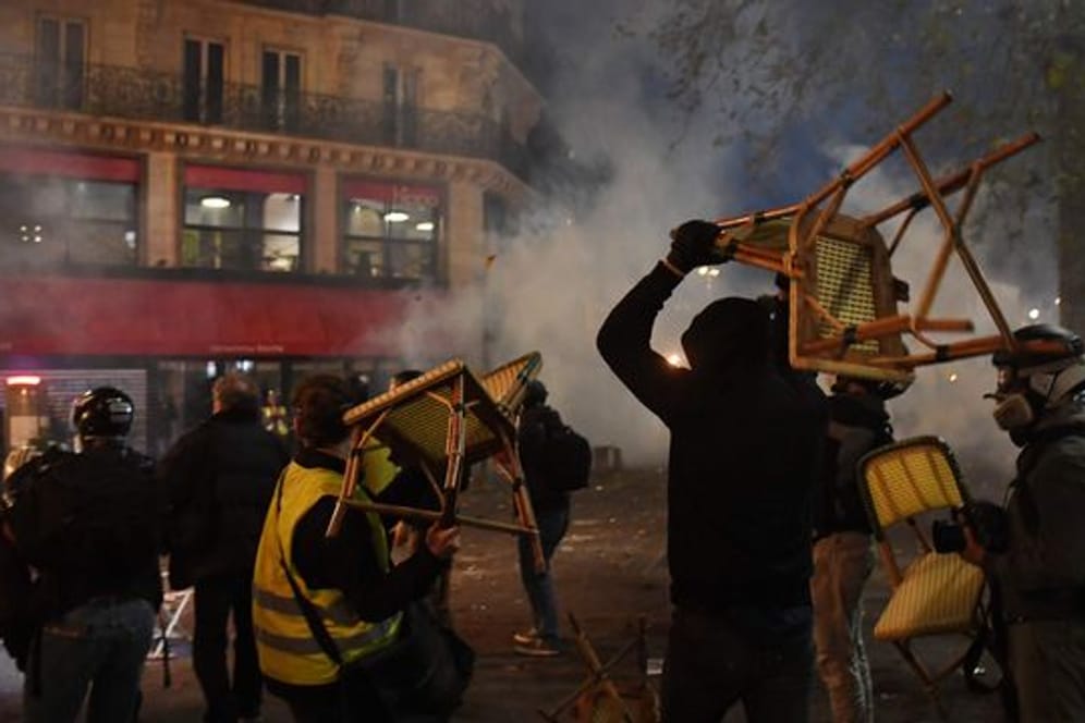 In Paris ist es zu Zusammenstößen zwischen Demonstranten und der französischen Bereitschaftspolizei gekommen.