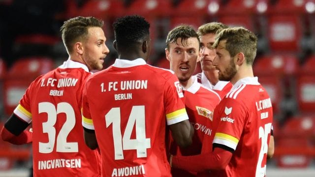 Die Union-Spieler feiern das Traumtor von Max Kruse (M). Die Union-Spieler feiern das Traumtor von Max Kruse (M).