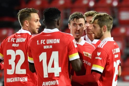 Die Union-Spieler feiern das Traumtor von Max Kruse (M).